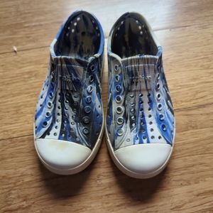 Blue marbled Native shoes 10c